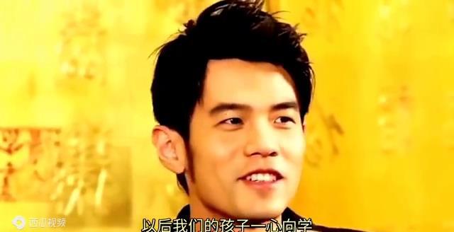 周杰伦小时候蘑菇头-小小蘑菇头，大大音乐梦：周杰伦的童年秘密
