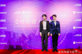 一个动漫有一个戴眼镜的蓝色头发男的单挑一群女的_一个动漫有一个戴眼镜的蓝色头发男的单挑一群女的_一个动漫有一个戴眼镜的蓝色头发男的单挑一群女的