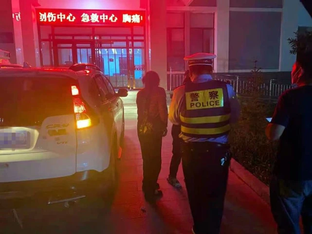 警车开道护送断手指的市民_开着警车护送车队_警车开路护送病人视频